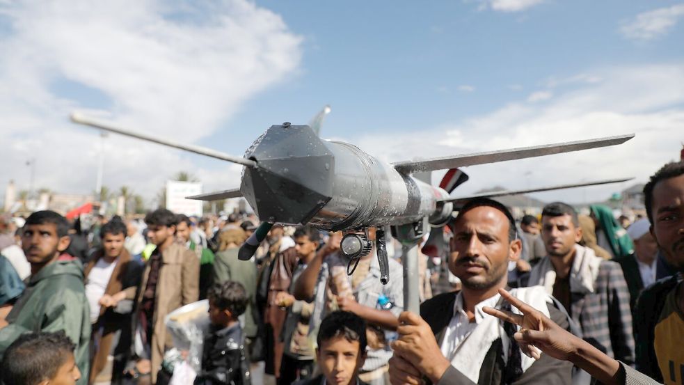 Seit Beginn des Gaza-Kriegs im Oktober 2023 greift die jemenitische Huthi-Miliz Israel regelmäßig mit Raketen und Drohnen an – als Ausdruck ihrer Solidarität mit der islamistischen Hamas. (Archivbild) Foto: Osamah Abdulrahman/AP/dpa