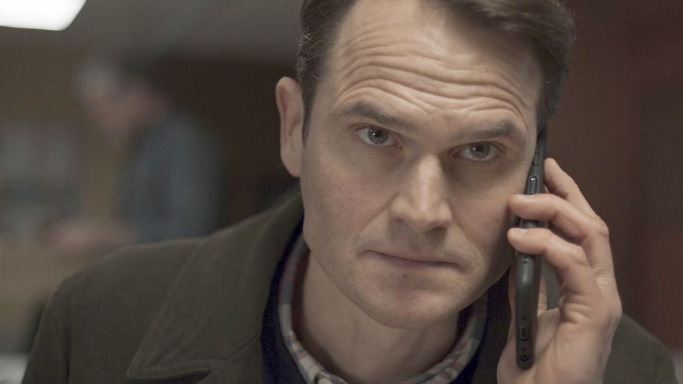 Nachdenklich und hochkonzentriert - Fabian Hinrichs als Kommissar Felix Voss im neuen „Tatort: Ich sehe dich“. Im Ersten am Sonntag, 14. September um 20.15 Uhr und in der ARD Mediathek. Foto: BR/Hager Moss Film GmbH/Daniela Knapp