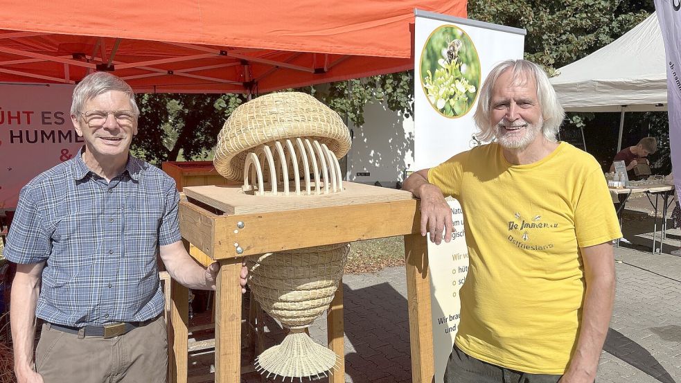 Manfred Süssen (rechts) und Udo Huneke vom Verein De Immen präsentieren den Weissenseifer Hängekorb. Foto: Eva van Loh