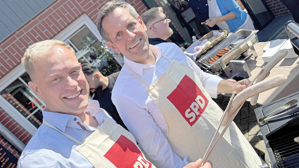 Nach der Veranstaltung stellten sich Lies und Siebels noch an den Grill vor dem Hotel Herbers. Foto: Aiko Recke