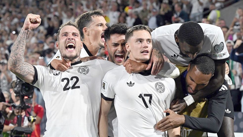 Deutschlands Spieler jubeln nach dem 3:1 von Florian Wirtz (Nr. 17). Foto: Federico Gambarini