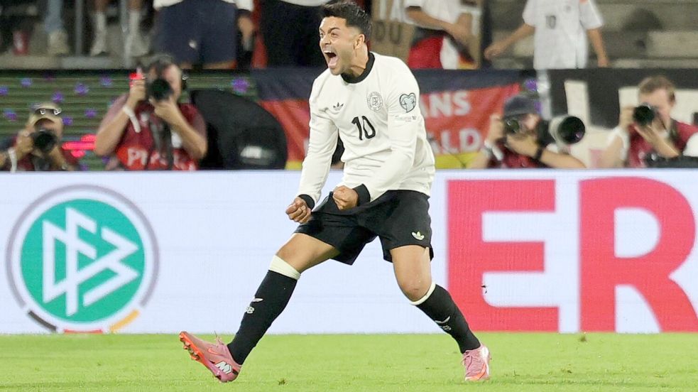 Nadiem Amiri feiert nach seinem ersten Länderspieltreffer. Foto: Rolf Vennenbernd