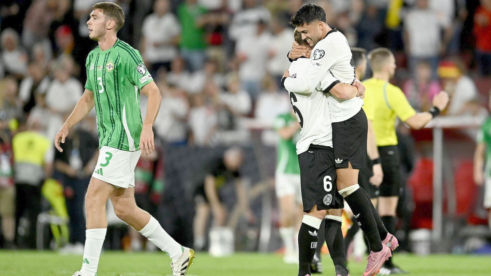 Kapitän Joshua Kimmich feiert nach dem Schlusspfiff Torschütze Nadiem Amiri. Foto: Marius Becker