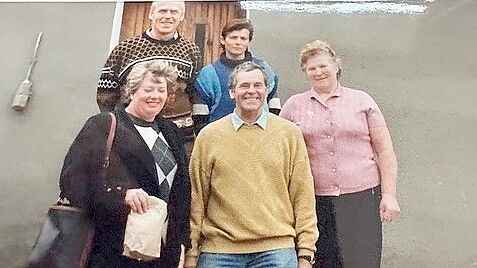 Anton Wermter und seine Frau Kristina (vorne) vor seinem Geburtshaus mit den heutigen polnischen Bewohnern. Foto: privat