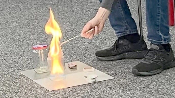 Engagiert: Renke Heinks bringt den Jüngsten bei, wo Gefahren lauern und wie man sich im Brandfall richtig verhält. Foto: privat