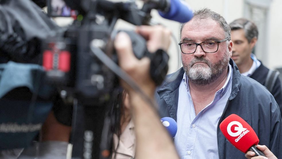 Frédéric Péchier auf dem Weg ins Gericht: Dem 53-Jährigen droht bei Verurteilung eine lebenslange Haftstrafe. Foto: ROMEO BOETZLE