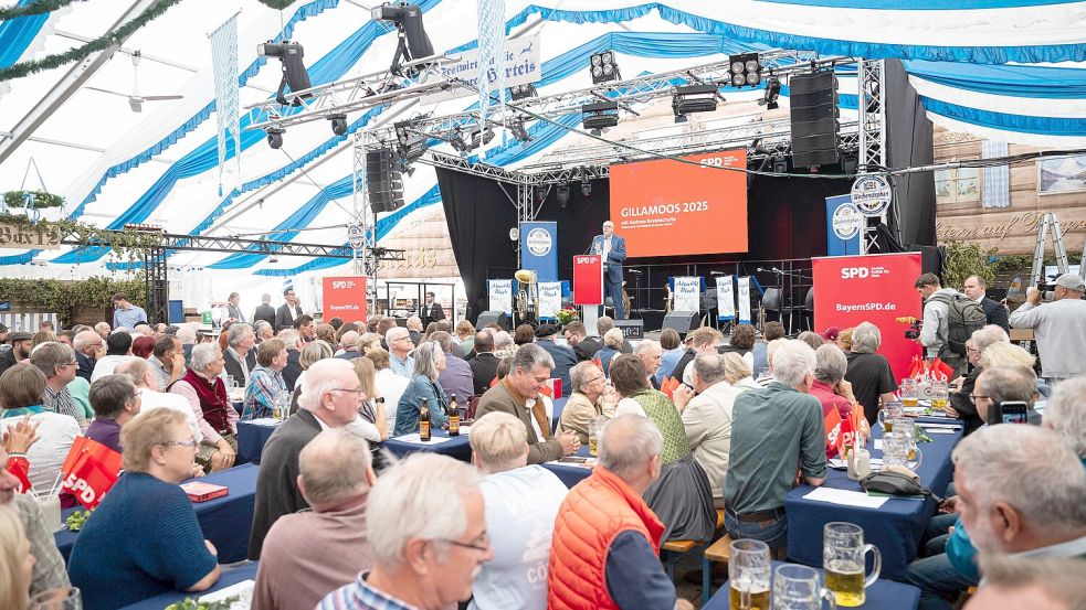 08.09.2025, Bayern, Abensberg: Andreas Bovenschulte (SPD), Bürgermeister von Bremen, spricht beim Politischen Frühschoppen auf dem Volksfest Gillamoos. Foto: Lukas Barth/dpa +++ dpa-Bildfunk +++ Foto: Lukas Barth