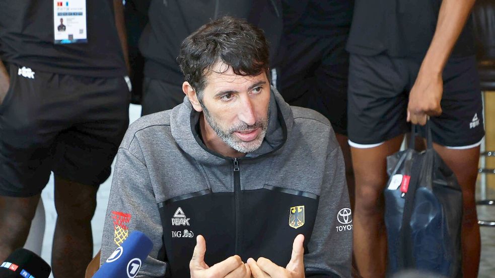 Basketball-Bundestrainer Alex Mumbru tritt bei den EM-Spielen in die zweite Reihe, bleibt aber Headcoach. Foto: Matthias Stickel