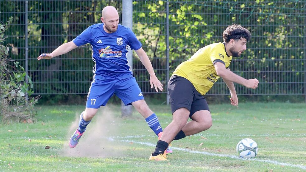 Matthäus Mendonca Mayer vom TuS Weene lieferte sich packende Duelle mit Dustin Nicolaus (links) von der SG Egels-Popens.Foto: Wilfried Gronewold