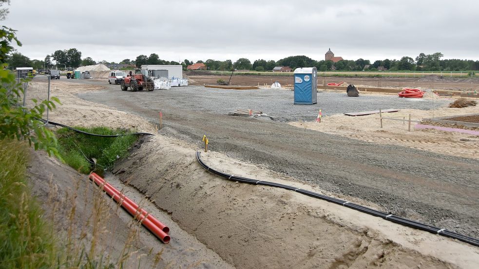 Auf dem Gelände der geplanten Sportstätte am Tjücher Moortun in Marienhafe darf nach einem Gerichtsbeschluss vorerst nicht mehr gebaut werden. Foto: Thomas Dirks