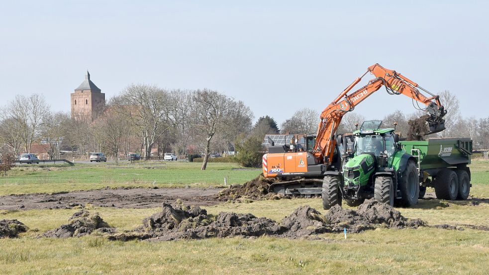Baggern für den neuen Sportplatz: Ende März hatten am Tjücher Moortun in Marienhafe die Erdarbeiten für den neuen Sportplatz begonnen. Foto: Thomas Dirks