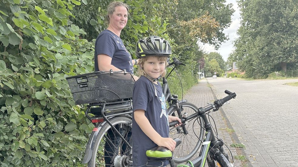 Gemeinsam mit seiner Mutter Gunda macht sich Joris aus Tannenhausen seit diesem Sommer täglich auf den Weg zur nahe gelegenen Grundschule. Dabei stößt er auf diverse Hindernisse. Foto: Mieke Matthes