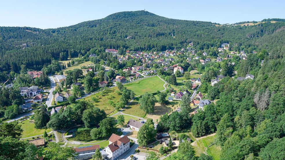 Zittauer Gebirge: Blick von der Festung und dem Kloster Oybin auf den gleichnamigen Kurort an der Grenze zu Tschechien und Polen, im Hintergrund ist der Hochwald zu sehen. (Archivbild) Foto: Robert Michael
