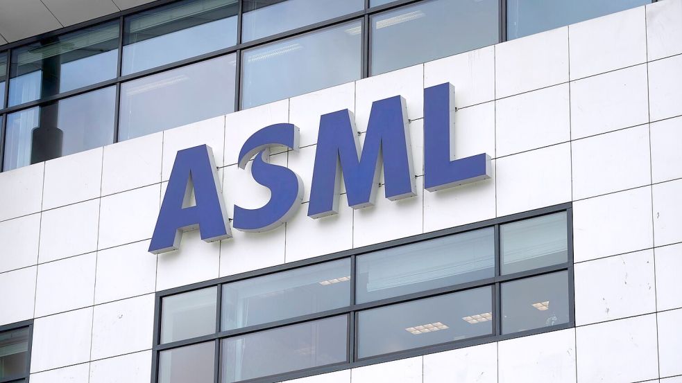 Der Chiphersteller ASML beteiligt sich an Europas KI-Hoffnung Mistral aus Frankreich Foto: Peter Dejong/AP/dpa
