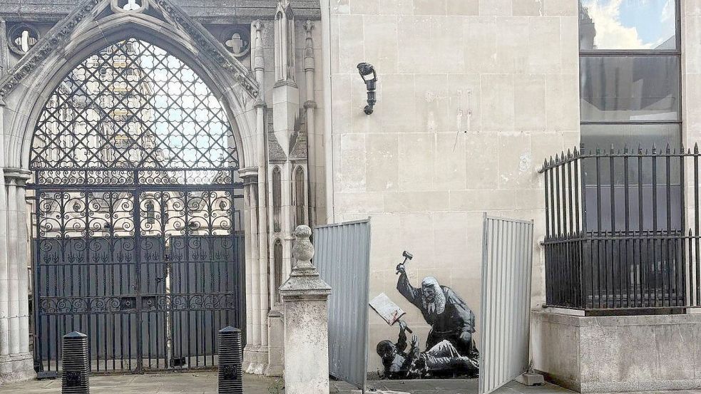 Ein neues Kunstwerk des Straßenkünstlers Banksy ist an der Fassade des Royal Courts of Justice aufgetaucht. Foto: dpa/Callum Parke