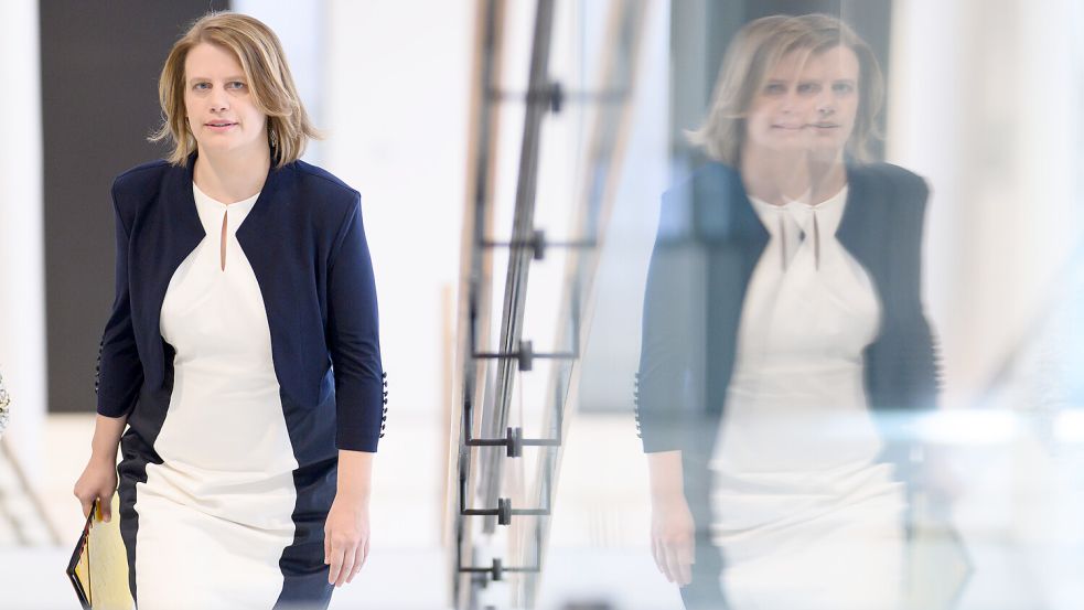 Kultusministerin Julia Willie Hamburg (Grüne) auf dem Weg in die Landespressekonferenz, um über den Start des neuen Schuljahres in Niedersachsen zu informieren. Foto: dpa/ Julian Stratenschulte