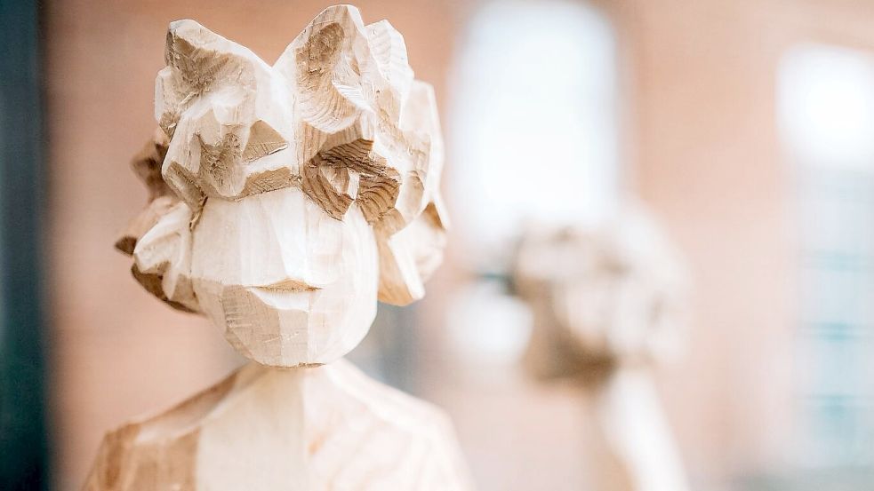 Gespielt wird unter anderem mit Holzfiguren. Foto: privat