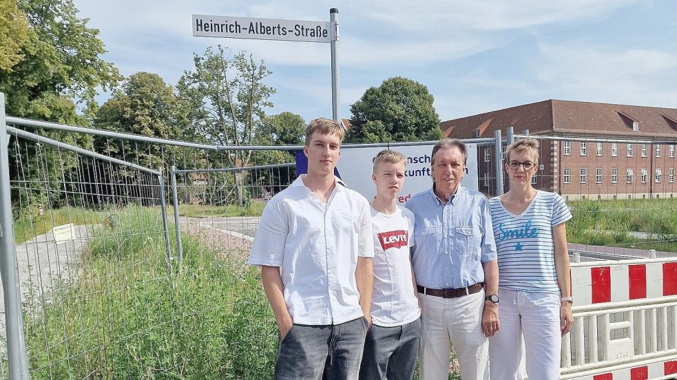 Drei Generationen der Familie Alberts: Reiner Alberts mit seiner Tochter Britta und seinen Enkeln Conner und Bennet unter dem Straßenschild zu Ehren von Heinrich Alberts. Foto: privat