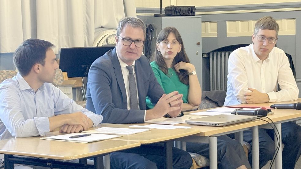 Auricher Juristen waren der Aula des Ulricianums zu Gast (von links): Richter am Landgericht Nils Drosten, Oberstaatsanwalt Jan Wilken, Richterin am Landgericht Anke Schomber und Vorsitzender Richter am Landgericht Dr. Markus Gralla. Foto: Aiko Recke