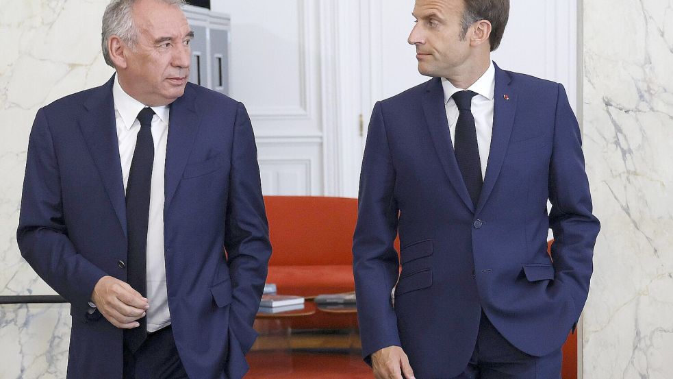 Nun liegt es an Präsident Macron, einen Nachfolger für François Bayrou (links) zu bestimmen und das hoch verschuldete Land aus der tiefen politischen Krise zu führen. Foto: Ludovic Marin