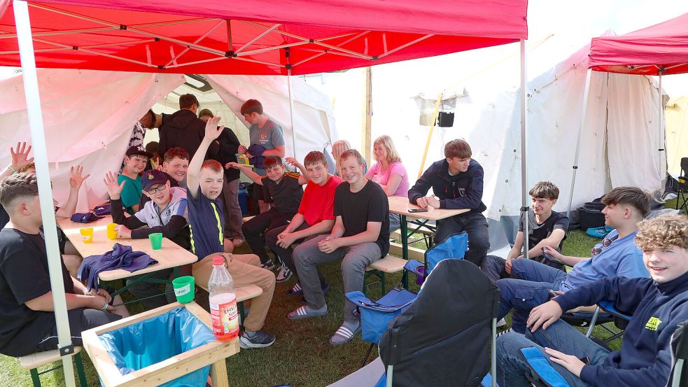 Die einzelnen Jugendfeuerwehren blieben am ersten Tag noch mehr oder weniger unter sich. Foto: Romuald Banik