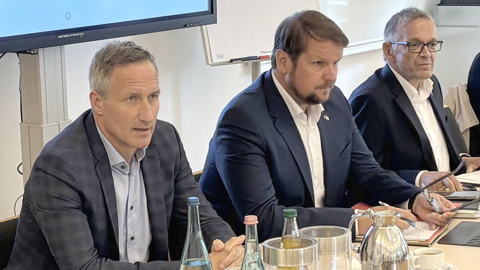 Kurz vor Beginn der Aufsichtsratssitzung im Auricher Seminarhotel (von links): Klinikchef Dirk Balster, der Emder Oberbürgermeister Tim Kruithoff und der Auricher Landrat Olaf Meinen. Foto: Aiko Recke