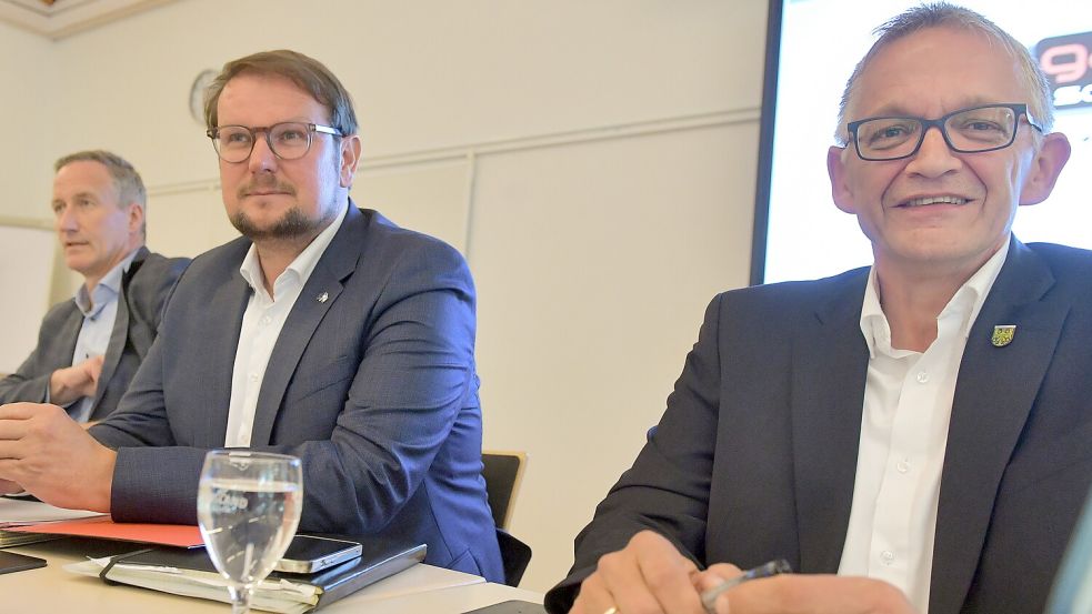 Vor der Sitzung in Aurich (von rechts): Der Auricher Landrat Olaf Meinen, der Emder Oberbürgermeister und Klinik-Aufsichtsratsvorsitzende Tim Kruithoff und Klinik-Geschäftsführer Dirk Balster. Foto: Klaus Ortgies