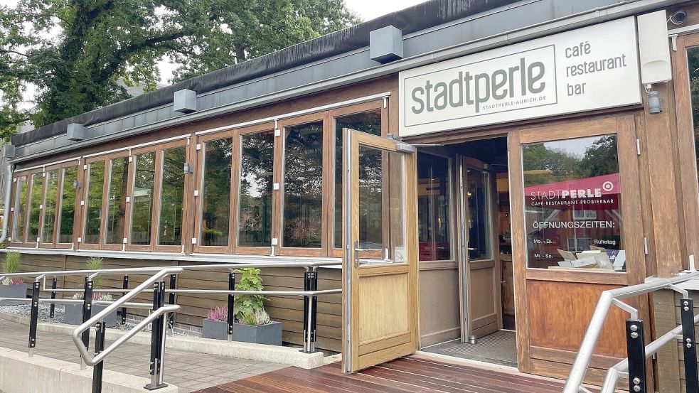 Ein neues Schild hängt schon und die Fenster sind nicht mehr abgeklebt: Auch von außen sind die Veränderungen an der Stadtperle zu sehen. Foto: Julia Conrads