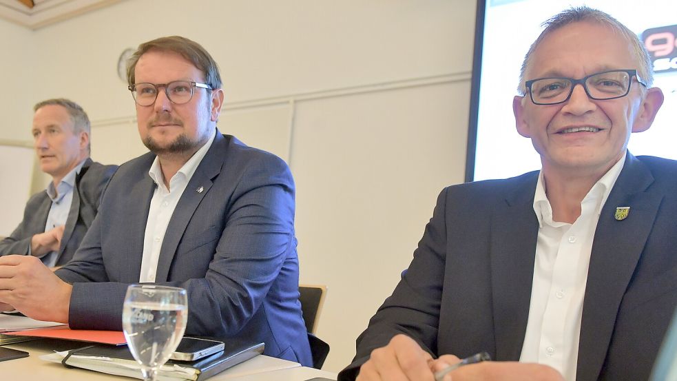 Vor der Sitzung in Aurich (von rechts): Der Auricher Landrat Olaf Meinen, der Emder Oberbürgermeister und Klinik-Aufsichtsratsvorsitzende Tim Kruithoff und Klinik-Geschäftsführer Dirk Balster. Foto: Klaus Ortgies