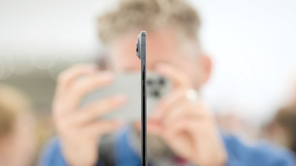 Praktisch die gesamte Elektronik wurde beim iPhone Air in die Kamera-Wölbung gequetscht. Den restlichen Platz hinter dem Display füllt die Batterie aus. Foto: Godofredo A. Vásquez/AP/dpa