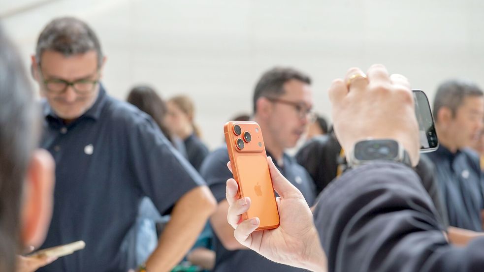 Das iPhone 17 Pro in der neuen Farbe Orange bekam besondere Aufmerksamkeit. Foto: Andrej Sokolow