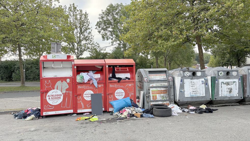 Eigentlich ohne Worte: der Sammelplatz zwischen Nordseehalle und Festspielhaus. Hier haben jetzt Unbekannte auch noch Autoreifen entsorgt.