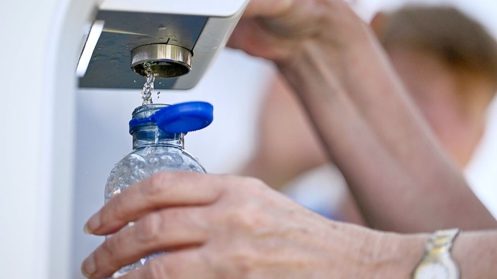 Die Stadt Aurich prüft die Aufstellung eines öffentlichen Trinkwasserspenders. Foto: DPA
