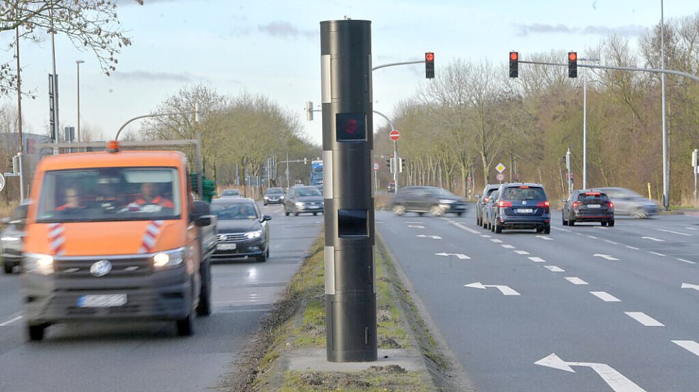 Nur wenige Meter weiter steht an der Larrelter Straße ein weiteres Messgerät, das den Verkehr von Larrelt in die Innenstadt sowie stadtauswärts kontrolliert. Foto: Klaus Ortgies/Archiv