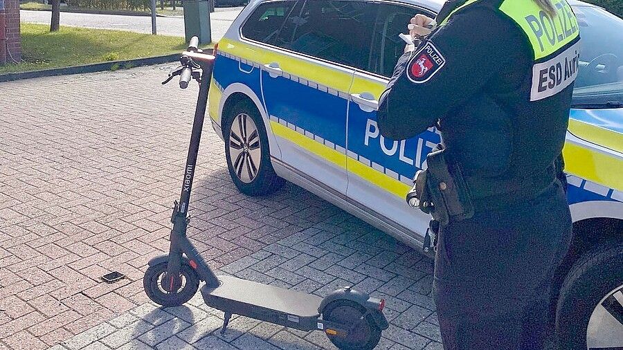Ein E-Scooter wird von der Polizei kontrolliert. Foto: Polizei