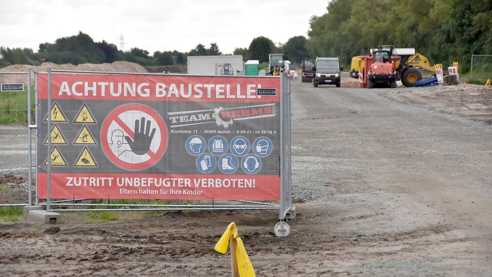 Nach dem gerichtlich angeordneten Baustopp verließen Baufirmen im Juli das Gelände der geplanten Sportstätte am Tjücher Moortun in Marienhafe. Foto: Thomas Dirks