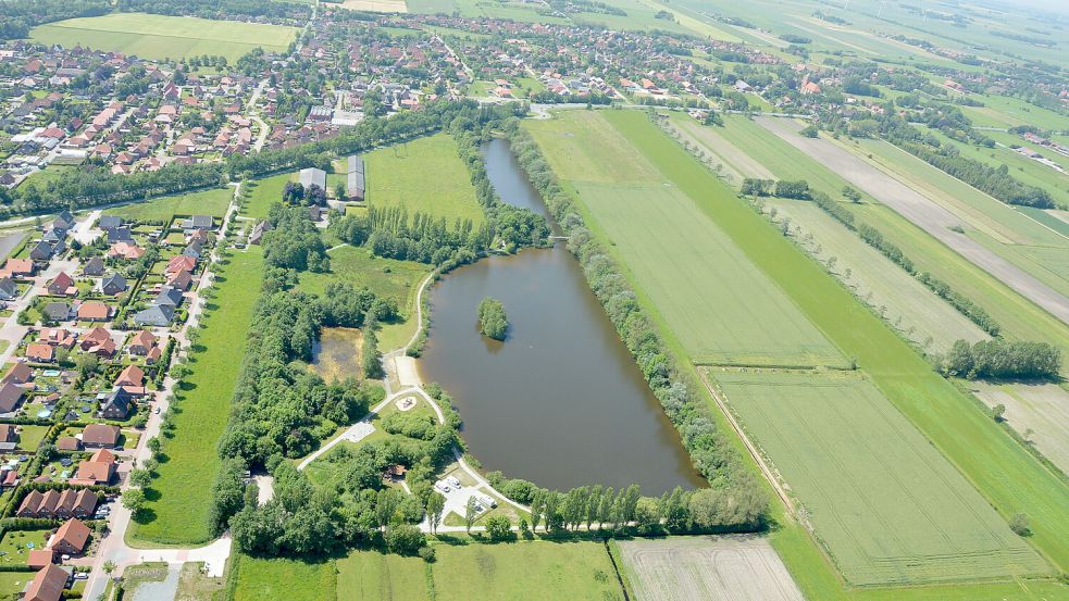 Das neue Sportzentrum in Marienhafe soll auf einer bisher landwirtschaftlich genutzten Flächen nördlich des Kiessees am Tjücher Moortun (im Bild parallel rechts zu den Wasserflächen) entstehen. Foto: Thomas Dirks