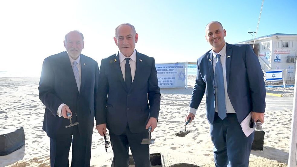 Der israelische Ministerpräsident Benjamin Netanjahu (M) bei der Grundsteinlegung für eine Promenade, die nach US-Präsident Donald Trump benannt ist. Foto: Chaim Zach/GPO/dpa