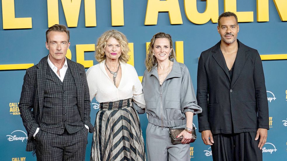 Stark: die Schauspieler Lucas Gregorowicz (l-r), Gabrielle Scharnitzky, Karin Hanczewski, Schauspielerin und Michael Klammer als hartnäckige Agenten in „Call My Agent Berlin“ (Archivbild). Foto: Fabian Sommer