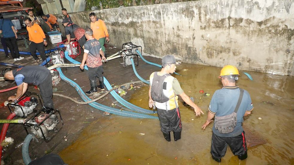 Viele Straßen in der Hauptstadt Denpasar wurden überschwemmt. Foto: Uncredited/National Disaster Man