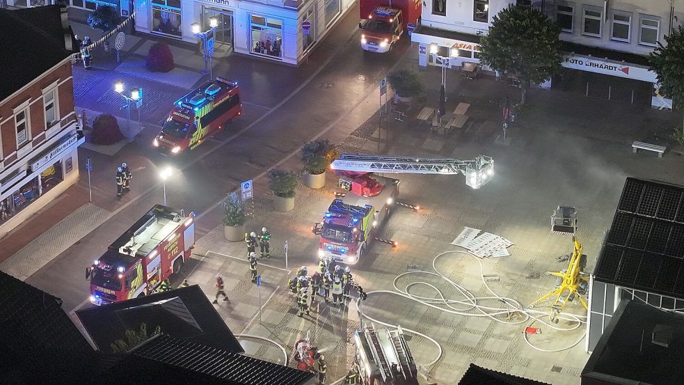 Der Brand in der Nacht zu Donnerstag löste einen Großeinsatz der Feuerwehr aus. Foto: Tizian Dunkmann