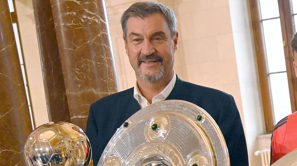 Markus Söder äußert in der Staatskanzlei bei der Ehrung der Bayern-Teams Ideen, wie es mit der Nationalelf wieder bergauf gehen kann. Foto: IMAGO/Sven Simon