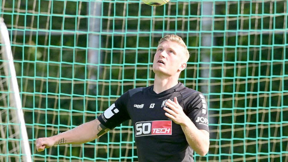 Den Ball und seine Mannschaft im Kopf: VfL-Profi Kevin Schumacher. Foto: Helmut Kemme