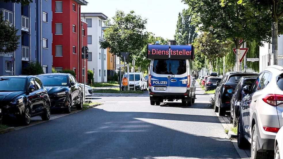 Ein Lautsprecherwagen fährt durch ein Wohngebiet in Adlershof im Bezirk Treptow-Köpenick. Foto: Britta Pedersen