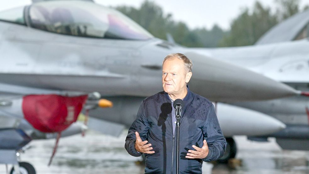 Wachsam an der Nato-Ostflanke: Polens Premier Donald Tusk bedankt sich bei Kampfpiloten für ihren Einsatz. Foto: IMAGO/Anita Walczewska
