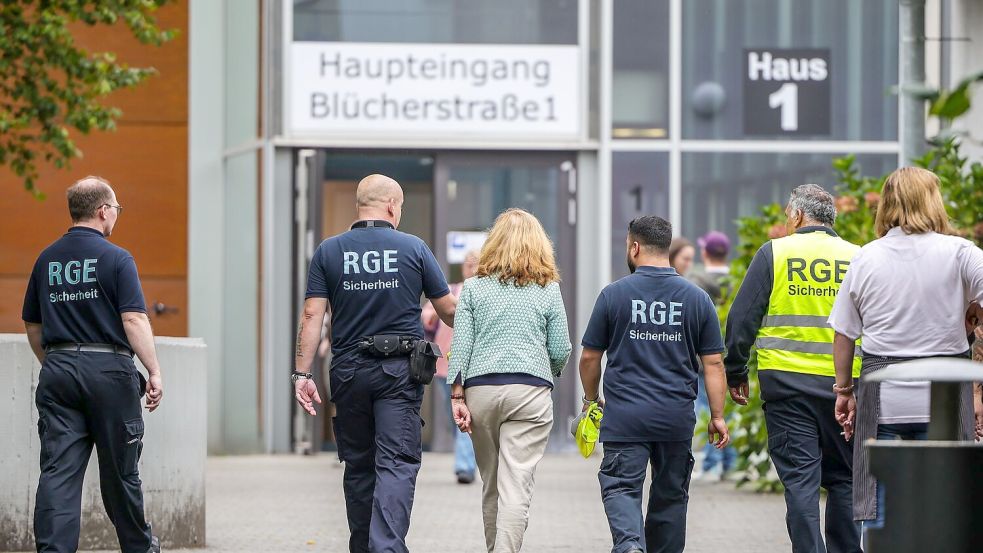 Gegen den festgenommenen 17-Jährigen gibt es nach dem Angriff in einem Berufskolleg noch weitere Verdachtspunkte. (Archivbild) Foto: Christoph Reichwein