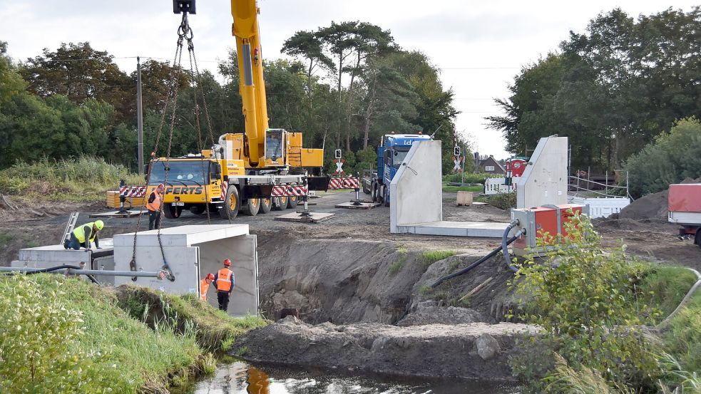 Ein Autokran hievte die tonnenschweren Betonrahmen, durch die künftig das Wasser fließt, in die Baugrube. Fotos: Thomas Dirks