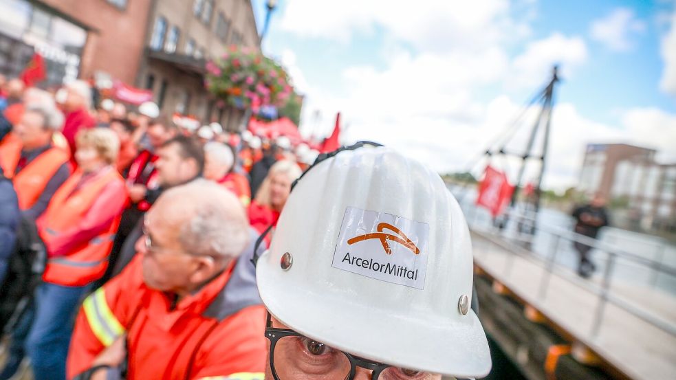 Die Beschäftigten von Arcelormittal in Duisburg haben im Innenhafen für den Erhalt ihrer Arbeitsplätze demonstriert. Das Unternehmen hatte im Juni seine Investitionspläne für das Duisburger Werk auf Eis gelegt. Foto: Christoph Reichwein