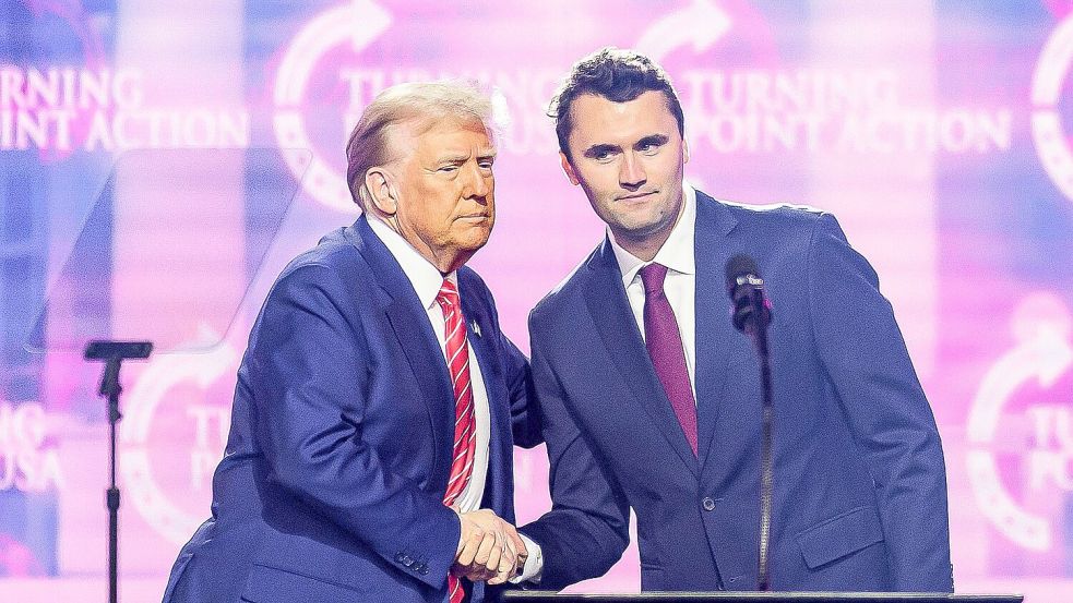 Der 31-jährige Kirk war ein enger Vertrauter von US-Präsident Donald Trump. Er hinterlässt seine Ehefrau und zwei kleine Kinder. Foto: AFP/JOSH EDELSON