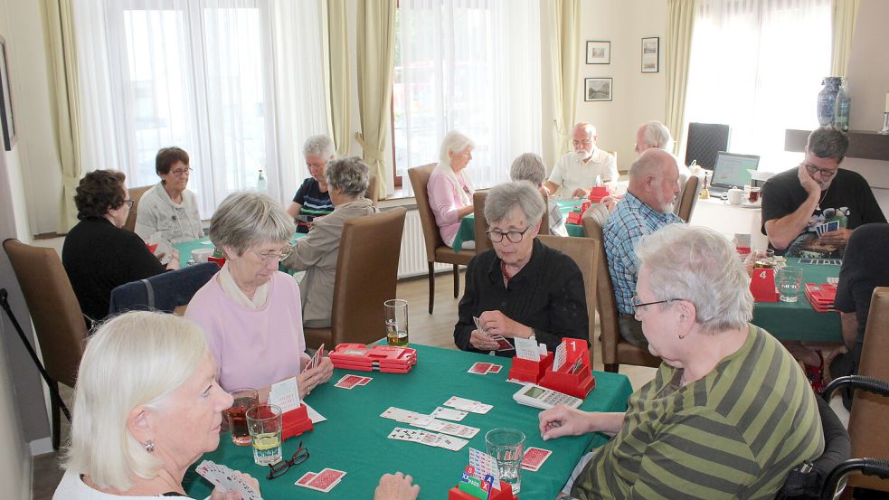 Rund 50 Bridgespieler treffen sich wöchentlich im Hotel „Am Schloss“ zu einer gemütlichen Runde. Foto: Marco Lindenbeck